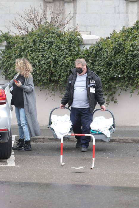 Alina Laufer a fost externată din spital împreună cu gemenii săi