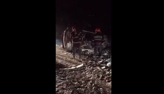 Au fost la un pas de tragedie! Microbuz cu 13 oameni, răsturnat din cauza viscolului