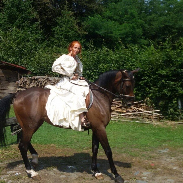 Daniela, într-o ipostază când pare venită din alt secol