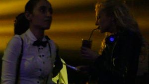 Lora isi face de cap in club alaturi de fete! Nu se intelege prea bine insa cu bautura! S-a chinuit toata noaptea cu un pahar!