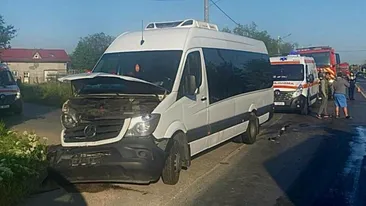 A fost activat Planul Roșu! Accident între un autoturism şi un microbuz pe DN71