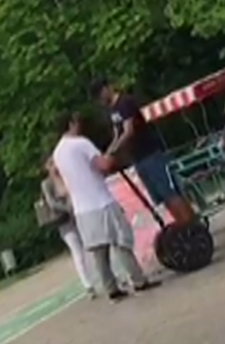 Instructorul îi oferă lui Rivaldinho informaţii preţioase privind manevrarea segway-ului