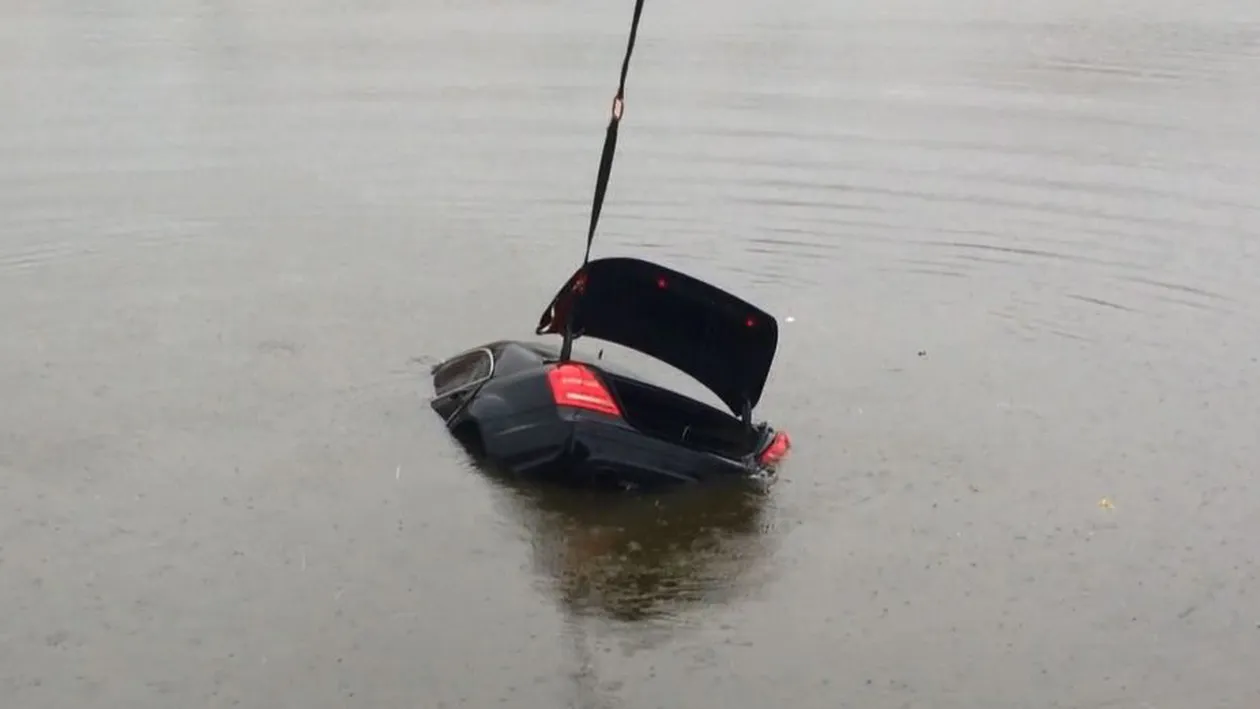 Accident spectaculos in Pipera! Un om de afaceri a ajuns cu un bolid de zeci de mii de euro in lac!