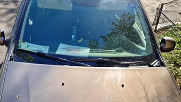 Nu e o glumă! Ce mesaj a lăsat un șofer din București în parbrizul mașinii, după ce a parcat pe trotuar