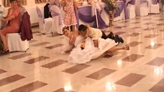 VIDEO Faza monumentala! A cazut cu mireasa in brate la propria nunta!