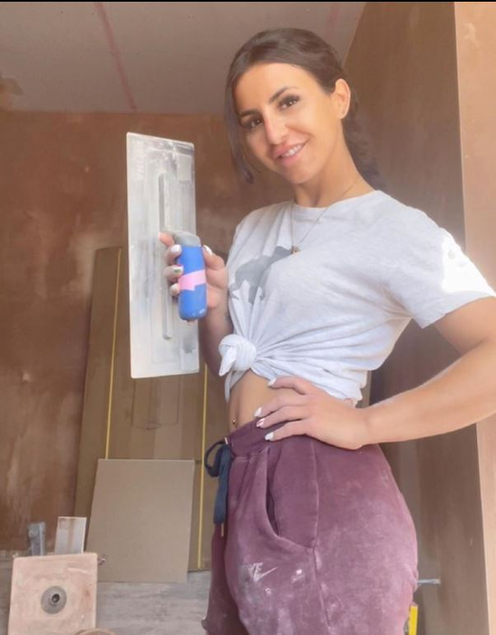 Cum arată femeia de 27 de ani care a ales să tencuiască pentru bani: „Mi se spune că sunt prea frumoasă pentru asta”