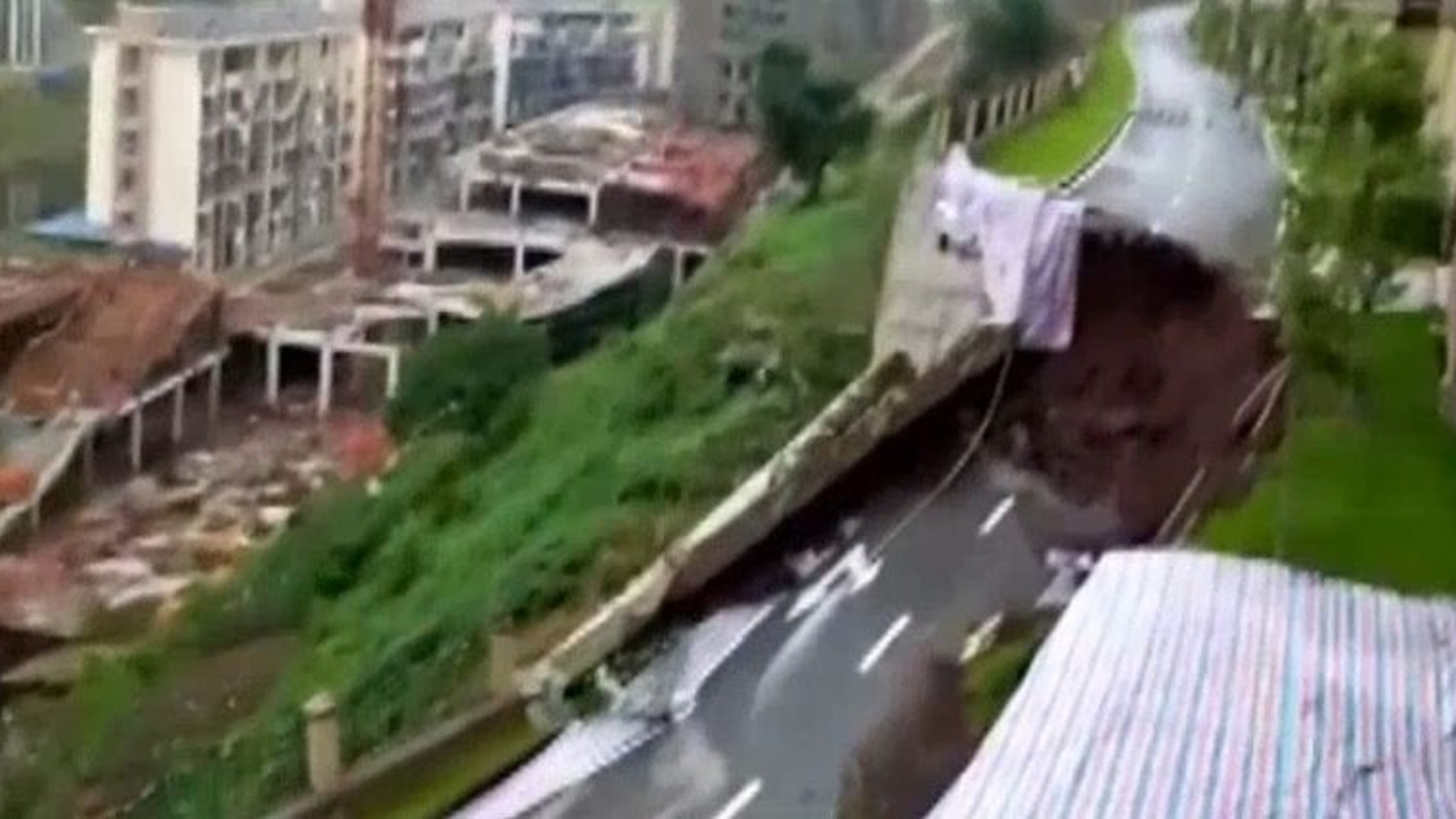 O porțiune de drum s-a prăbușit în China! Camerele de supraveghere au surprins totul