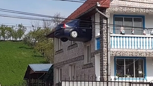 Nu, nu e Photoshop! Un român și-a zidit Loganul într-unul dintre pereții casei