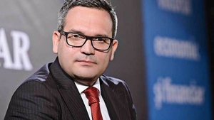 Ce are în portofel directorul uneia dintre cele mai mari bănci din România 