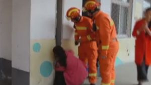 O fetiţă din China a rămas prinsă cu capul între două ziduri!