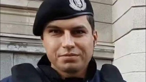 Drama jandarmului care a lovit un protestar! Are un copil bolnav de cancer care trăieşte fără un rinichi 