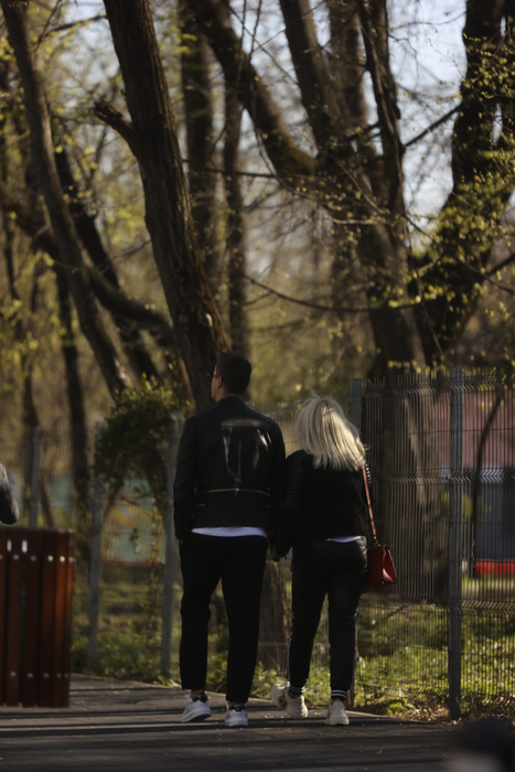 Elena Udrea și Adrian Alexandrov s-au bucurat de vremea frumoasă, cu puțin timp înainte de condamnarea fostului ministru (Foto: CANCAN.RO)
