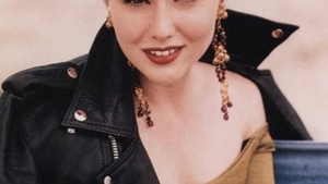 N-o sa-ti vina sa crezi cum arata Brenda din serialul "Beverly Hills 90210"! Actrita a ajuns de nerecunoscut!