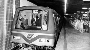 Metroul bucurestean a implinit 33 de ani! Vezi imagini inedite de la inceputurile "trenului galben fara cai"!