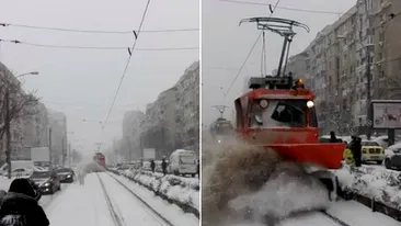 Un plug al RATB a îngropat în zăpadă călătorii care așteptau în stație! Oamenii au căzut pe stradă VIDEO