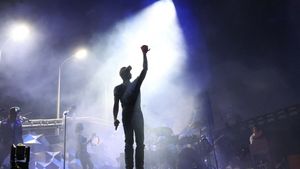 Incident HALUCINANT pe scenă! Un cântăreț renumit a CĂZUT din nou, în timpul concertului: „De ce o face des?”