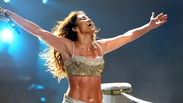 Jennifer Lopez a căzut pe scenă când bătea cuba cu fanii! Ce reacție a avut artista