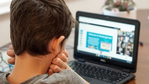 Rata de infectare din București este peste 1 la mie. Unii dintre elevi vor continua să facă cursurile online