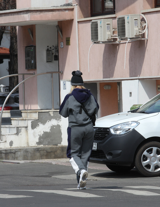 După cum puteți observa în imaginile realizate, în exclusivitate, de CANCAN.RO, talentata cântăreață a purtat un trening gri cu bleumarin, pantofi sport albi și a încercat să se “ascundă” sub o căciulă voluminoasă și în spatele unor ochelari de soare