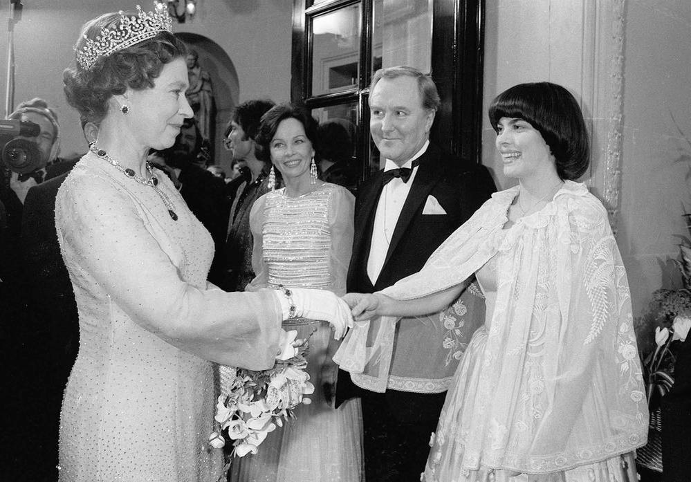 Mireille Mathieu este grav bolnavă! Povestea uluitoare a fermecătoarei artiste