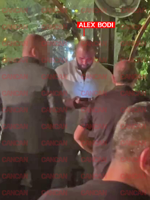 Alex Bodi se uită dacă selfiul a ieșit cum trebuie