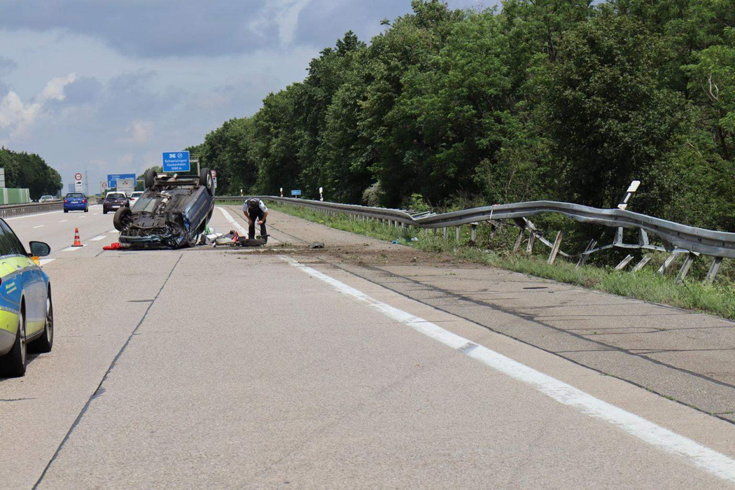 Șoferul unui Logan MCV, cursă haotică pe o autostradă din Germania. A mers cu 180 km/h și a făcut accident, fiind urmărit de 20 de mașini de poliție. Sursa foto: Heidelberg24.de