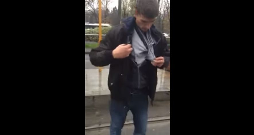 „Ai luat speiş? Eşti panicat?” Un bărbat, filmat în timp ce merge pe linia de tramvai din Bucureşti şi susţine că este plin de căpuşe