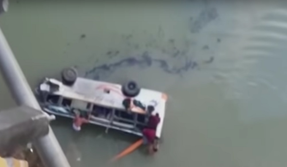 VIDEO / Un autocar cu pelerini a plonjat în apă, de la 20 de metri! Bilanţul tragediei: cel puţin 33 de morţi şi peste 15 răniţi