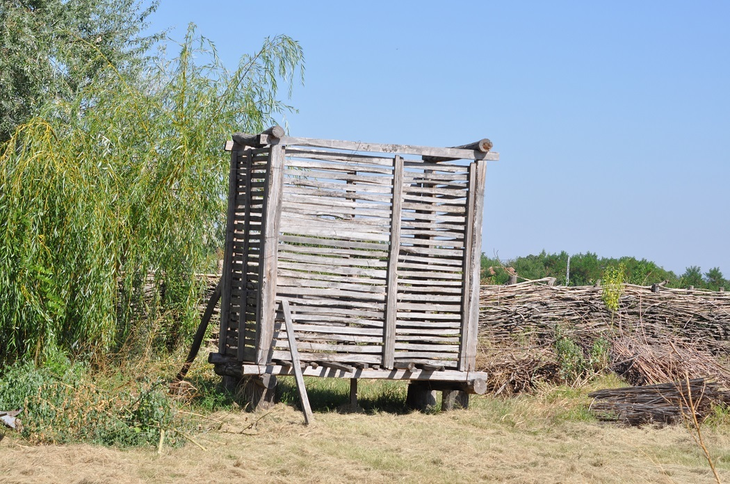 Hambarul din curte arată şi el tot ca acum 100 de ani