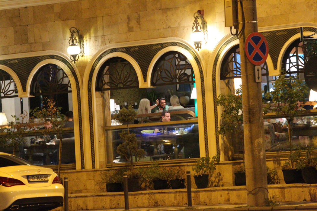 Anda Adam și noul iubit nu au făcut economie de gesturi tandre la restaurant