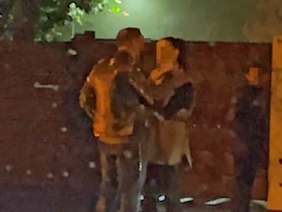 Ceartă în fața localului La Brassierie între doi tineri (SURSA FOTO: CANCAN.RO)