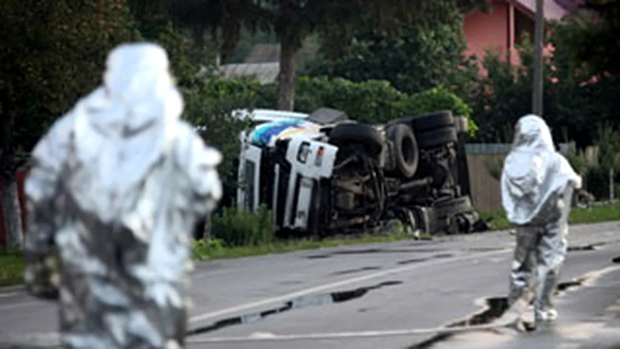 O cisterna plina cu deseuri toxice s-a rasturnat pe o sosea din judetul Hunedoara
