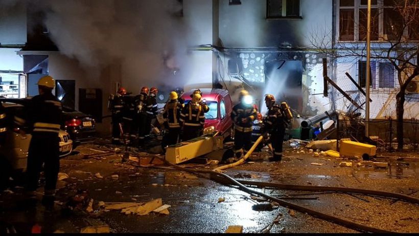 Panică în Capitală! Explozie puternică într-un restaurant! Pompierii s-au luptat ore în şir cu flăcările
