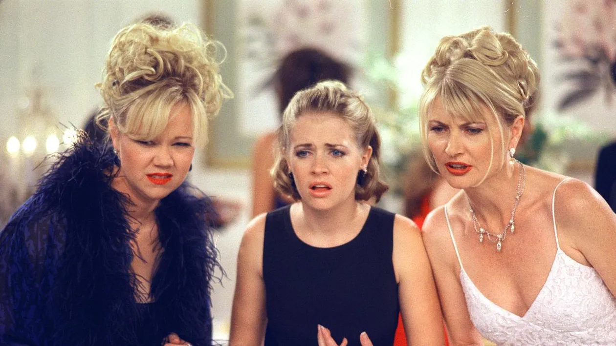 O mai ştii pe SABRINA? Aşa arată după 13 ani simpatica vrăjitoare şi colegii ei din serial. Schimbările sunt uluitoare!