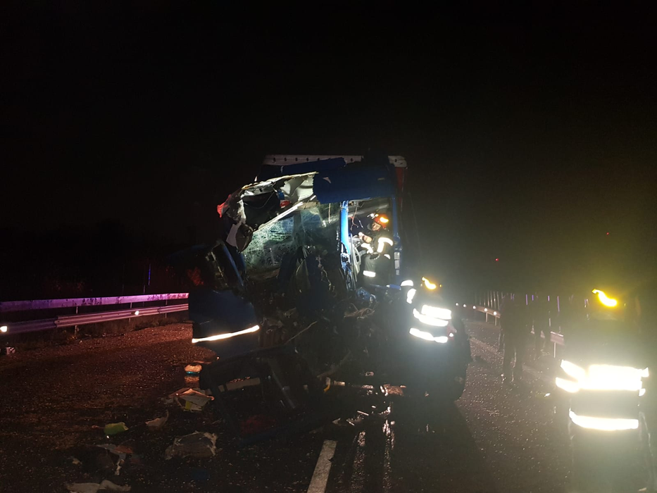 Accident grav pe A1. Două camioane s-au ciocnit, iar unul dintre șoferi a rămas încarcerat