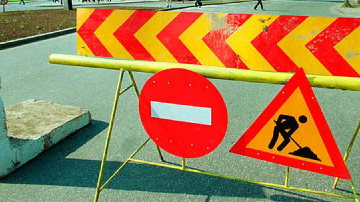 Trafic inchis intre bulevardele Eroilor si Eroilor Sanitari din cauza surparii terenului. 40 de persoane au fost evacuate din locu