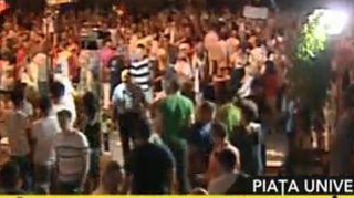 Protestatarii de la Universitate au ocupat carosabilul, jandarmii s-au asezat in dispozitiv