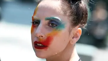 Să fie asta noua modă? Lady Gaga a socat trecătorii, după ce s-a afisat pe stradă cu un machiaz bizar. Crezi că a exagerat?
