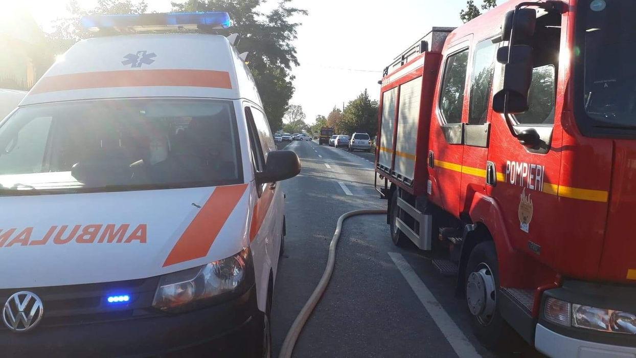 O femeie și un copil au murit după ce o mașină a intrat peste ei în curte. Șoferul a fugit și este căutat de poliție
