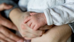 O tânără de 30 de ani și-a lăsat bebelușul cu soacra ei. A spionat-o și nu i-a venit să creadă ce a văzut