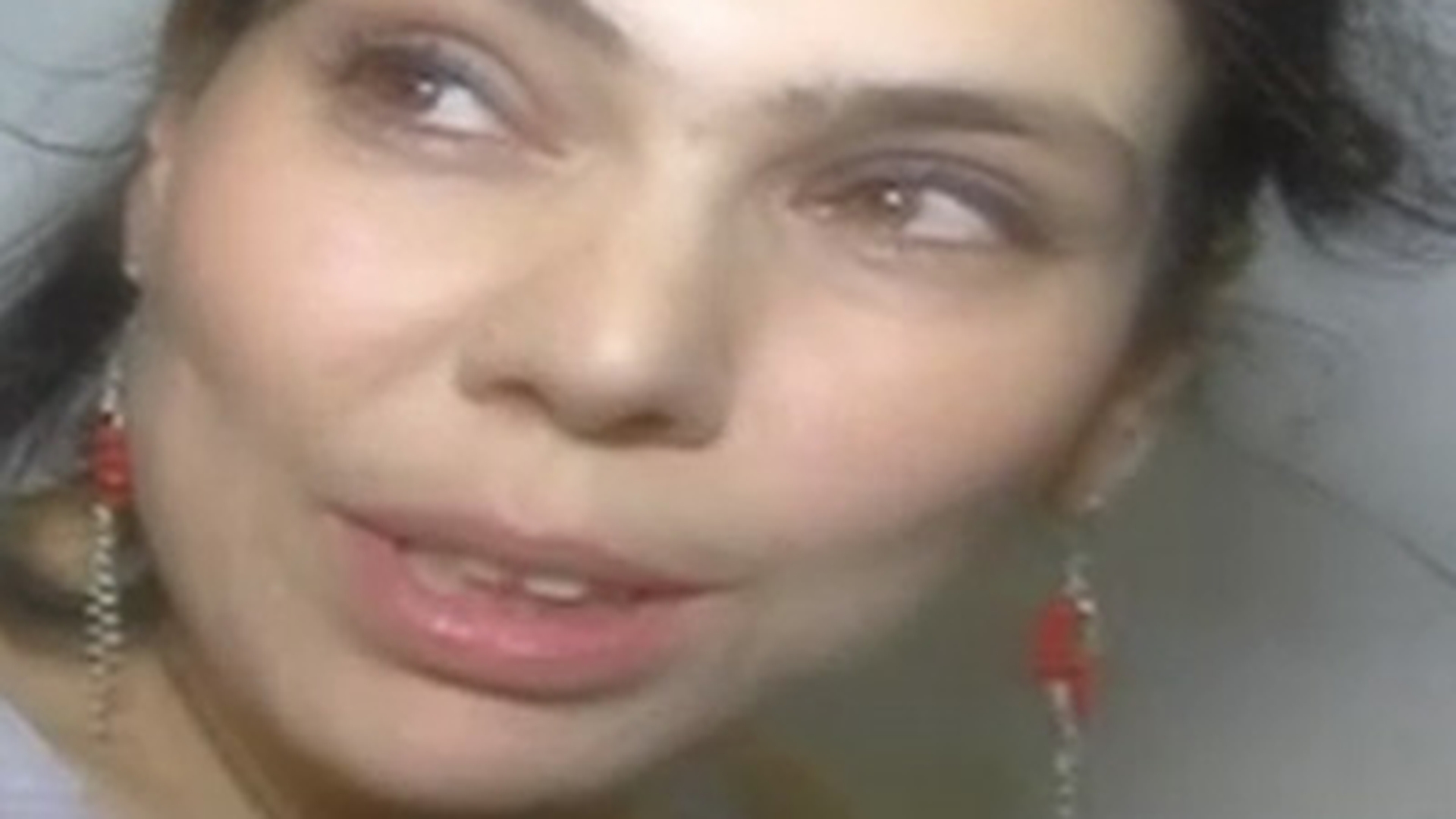În sfârşit a venit şi acest moment! Ioana Tufar s-a SPĂLAT! Uite-o cum îşi curăţă dinţii şi îşi face duş!