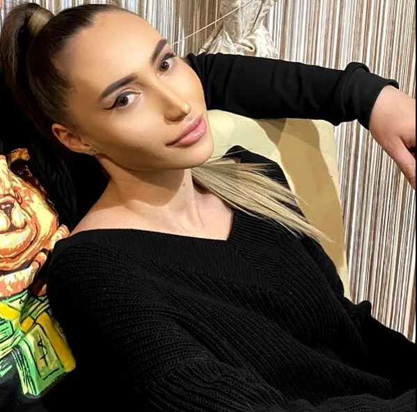 Ce bombă-sexy e sora lui Tavi Popescu! „Bunăciunea” nu ratează niciun meci al FCSB-ului | GALERIE FOTO