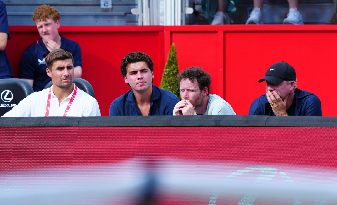 Thomas Houchin, Benjamin Heynold, Nick Cavaday si Mark Petchey pe banca echipei Emmei Raducanu. Foto: Profimedia