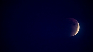 Cum a arătat Luna în timpul eclipsei totale sau 'Luna sângerie'. Primele imagini