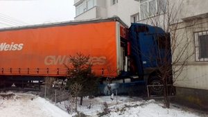 Accident spectaculos în Vrancea. Un TIR a intrat în scara unui bloc!
