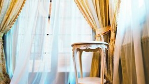 Cum sa alegi draperiile pentru un dormitor romantic