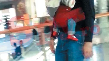 Sotul unei cunoscute prezentatoare s-a dus cu fetita la pisoar! A intrat, s-a privit in oglinda si...