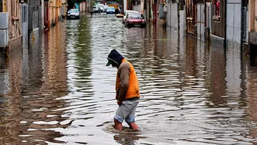 Trei familii dintr-o localitatea vasluiană, evacuate din locuinţe din cauza inundaţiilor