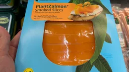 În magazinele Carrefour din România a apărut somon afumat.. de post! Din ce este făcut, de fapt