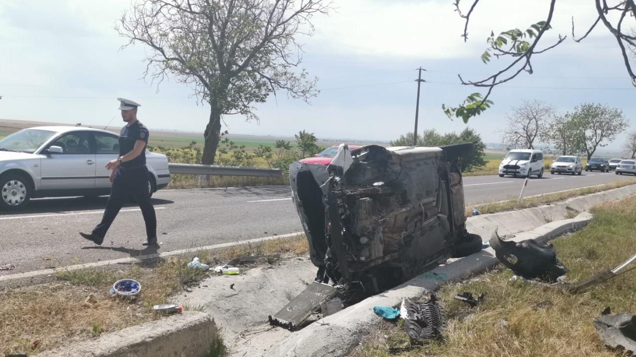 Accident grav în județul Tulcea. Un șofer a pierdut controlul mașinii, a ieșit de pe drum și s-a izbit de… FOTO